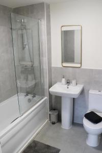 Et badeværelse på Large 3 Bedroom Home With Private Driveway Parking - Perfect For Contractors, Families, & Relocators