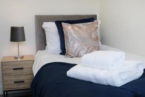 En eller flere senge i et værelse på Large 3 Bedroom Home With Private Driveway Parking - Perfect For Contractors, Families, & Relocators