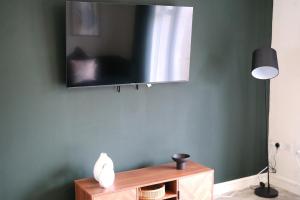 Et tv og/eller underholdning på Large 3 Bedroom Home With Private Driveway Parking - Perfect For Contractors, Families, & Relocators