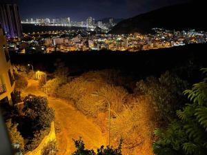 - Vistas a la ciudad por la noche con luz de la calle en Holi Hilltop Villa, en Nha Trang
