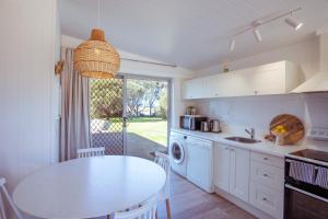 Kuchyň nebo kuchyňský kout v ubytování Beach Hut Scamander