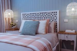 Postel nebo postele na pokoji v ubytování Beach Hut Scamander
