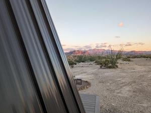 una vista del deserto dalla finestra di una casa di Stardust Big Bend Luxury A-Frame#10 with a fab view a Terlingua
