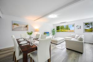 Billede fra billedgalleriet på Collaroy 3Br Beach Home with Large Pool Ground Floor i Collaroy