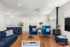カウズにあるGoondiwindi Cowesのリビングルーム(青いソファ、青い椅子付)