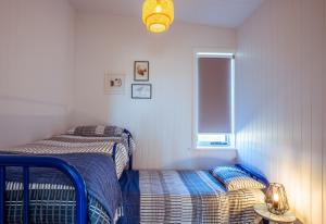Postel nebo postele na pokoji v ubytování Beach Hut Scamander