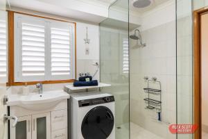 カウズにあるGoondiwindi Cowesの洗濯機と洗面台を備えたバスルーム +12枚の写真