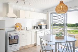 Kuchyň nebo kuchyňský kout v ubytování Beach Hut Scamander