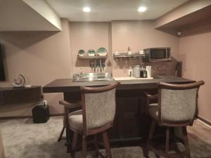 Kuchnia lub aneks kuchenny w obiekcie Super Suite with Sauna, Pool Table and Arcade Game