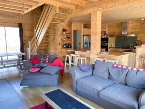 a living room with two couches and a kitchen at Maison Style Chalet 4 étoiles avec Jacuzzi- La Sérénité de Sailhan in Camparan