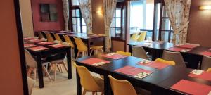 rzędu stołów w restauracji z żółtymi krzesłami w obiekcie Hotel Torres Touriño w mieście Sanxenxo