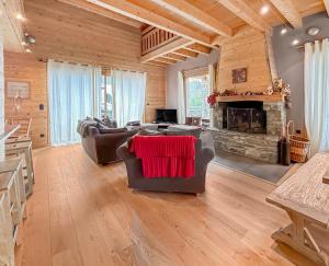 a living room with couches and a fireplace at Maison Style Chalet 4 étoiles avec Jacuzzi- La Sérénité de Sailhan in Camparan
