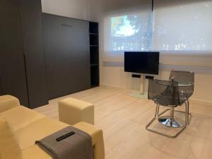 a living room with a couch and a flat screen tv at Loft tranquilo a estrenar in Murcia