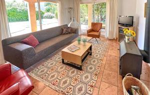 Χώρος καθιστικού στο Stunning Home In Prades Sur Vernazobre