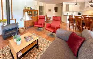 Χώρος καθιστικού στο Stunning Home In Prades Sur Vernazobre