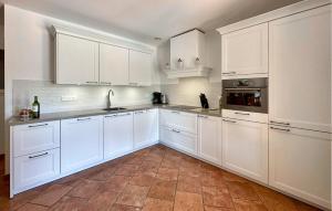 Η κουζίνα ή μικρή κουζίνα στο Stunning Home In Prades Sur Vernazobre