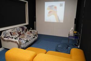 salon z żółtą kanapą i krzesłem w obiekcie Holiday Home near Dongdaemun Myeongdong w Seulu