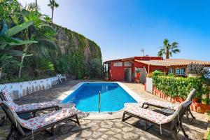 Swimmingpoolen hos eller tæt på Eden Rentals Villa Carmen