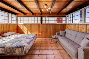 En eller flere senge i et værelse på Eden Rentals Villa Carmen + 42 billeder