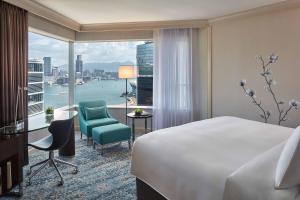 Postel nebo postele na pokoji v ubytování JW Marriott Hotel Hong Kong