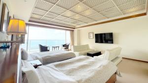 Televisi dan/atau pusat hiburan di Nishiizu Crystal View Hotel