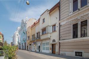 Budova, kde se penzion nachází + 32 fotografií