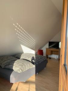 Postel nebo postele na pokoji v ubytování Kleines Dachzimmer mit Balkon