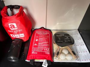 una caja con un par de guantes y una bolsa en Old Town Studio Self Check-in, en Tallin