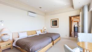 Tempat tidur dalam kamar di Nishiizu Crystal View Hotel