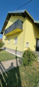 ein gelbes Haus mit vielen Solarmodulen darauf in der Unterkunft Infinity app 2024 in Beli Manastir