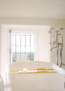 einen weißen Stuhl in einem Zimmer mit Fenster in der Unterkunft Luxury house with pool - Lumio in Lumio