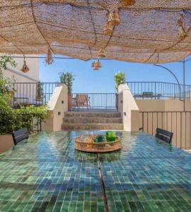 eine Terrasse mit einem großen Tisch mit Stühlen und einem Tischasteryasteryasteryasteryastery in der Unterkunft Luxury house with pool - Lumio in Lumio