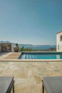 ein Swimmingpool mitten in einem Haus in der Unterkunft Luxury house with pool - Lumio in Lumio