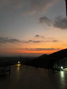 un tramonto sul tetto di un edificio di WM Resorts a Pooppara
