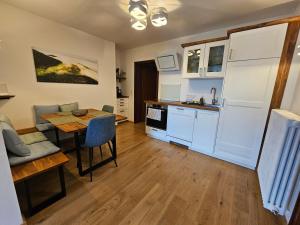 a kitchen with a table and a dining room at Ferienwohnung Sieben Raben in Neustadt an der Weinstraße