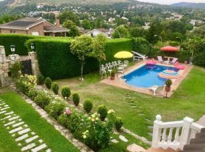 a backyard with a swimming pool and a garden at Escapada Bellavista 10 in Becerril de la Sierra +54 photos