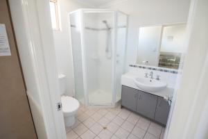 ein Badezimmer mit Dusche, Toilette und Waschbecken in der Unterkunft Esperance Bay Holiday Park in Esperance + 37 Fotos