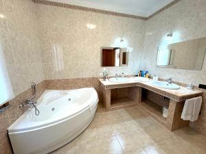 a large bathroom with two sinks and a tub and a tub at Rosa's House - zona ospedaliera in Cagliari