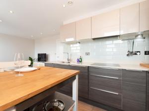 Cucina o angolo cottura di Cosy Central Stylish Apartment in Twickenham Pass the Keys