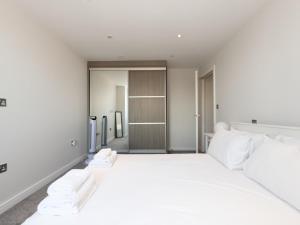 Letto o letti in una camera di Cosy Central Stylish Apartment in Twickenham Pass the Keys