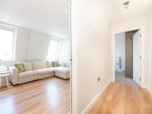 Area soggiorno di Cosy Central Stylish Apartment in Twickenham Pass the Keys