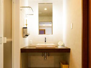 une salle de bain avec un lavabo et un miroir dans l'établissement Many Thanks Resort Onomichi - Vacation STAY 15795, à Onomichi 27 autres photos