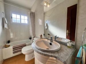 a bathroom with a sink and a toilet and a tub at Escapada Bellavista 10 in Becerril de la Sierra
