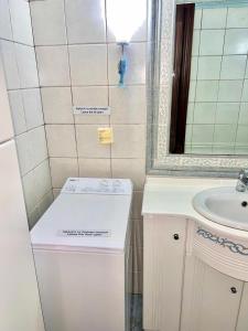 Ένα μπάνιο στο Alexjean cosy apartment close to beach and Dapia
