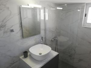 Koupelna v ubytování Comfortable Apartment Close to the Airport + 14 fotografií