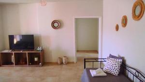 TV a/nebo společenská místnost v ubytování Comfortable Apartment Close to the Airport