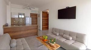 Μια τηλεόραση ή/και κέντρο ψυχαγωγίας στο Resort Playa Azul Suite Torre C