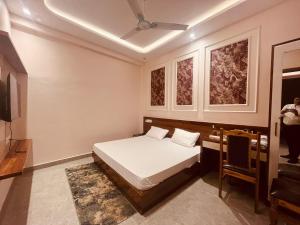 Postelja oz. postelje v sobi nastanitve Hotel Ram Anandam Inn