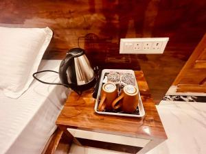 Oprema za pripravo čaja oz. kave v nastanitvi Hotel Ram Anandam Inn