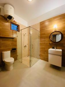 une salle de bain avec une douche, des toilettes et un lavabo dans l'établissement The Autumn House - Homestay at To Ngoc Van, à Hanoï 26 autres photos